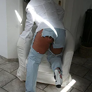 tina in zerfetzten jeans Galeriebild