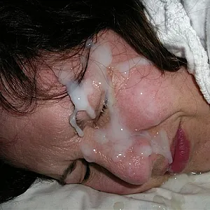 She loves to suck cock and take a facial Galeriebild