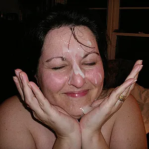 She loves to suck cock and take a facial Galeriebild