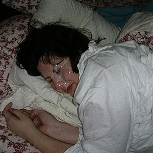 She loves to suck cock and take a facial Galeriebild