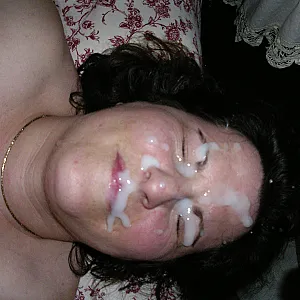 She loves to suck cock and take a facial Galeriebild