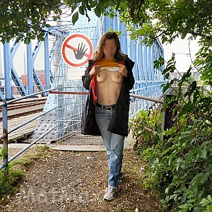 Rebekka zeigt Busen Galeriebild