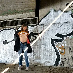 Rebekka zeigt Busen Galeriebild