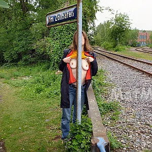 Rebekka zeigt Busen Galeriebild