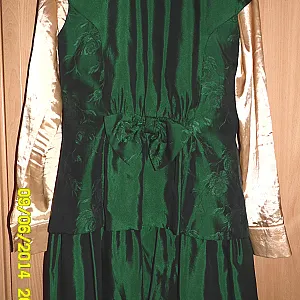 Spass im grünen zweiteiligen Abendkleid Galeriebild