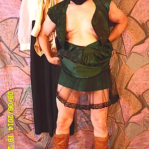 Spass im grünen zweiteiligen Abendkleid Galeriebild