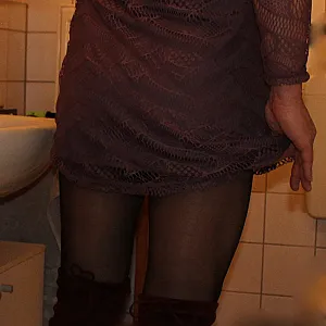 Overknee Stiefel, Lila Kleid, Titten zeigen Galeriebild