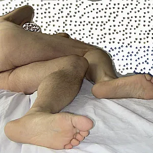 überwältigt und nackt ausgezogen Galeriebild