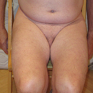 nackter Sklave auf dem Stuhl Galeriebild