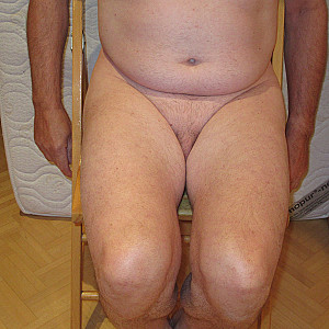 nackter Sklave auf dem Stuhl Galeriebild