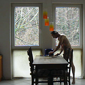First Image Of exhibman's Video - zu Hause 2:  Tisch säubern