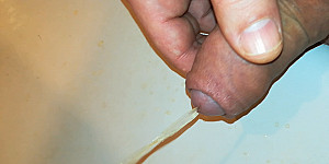 Ins Waschbecken gepinkelt First Thumb Image