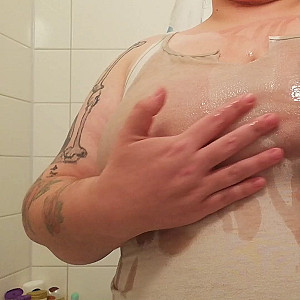 First Image Of CurvyMerry's Video - my oily tits for you