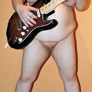 Sexy nackt mit E Gitarre Galerie
