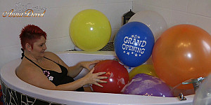 Annadevot - Mit Luftballons in den Badewanne masturbiert First Thumb Image
