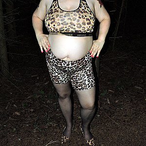 Zeigegeil im Wald mit gepard Outfit Galerie