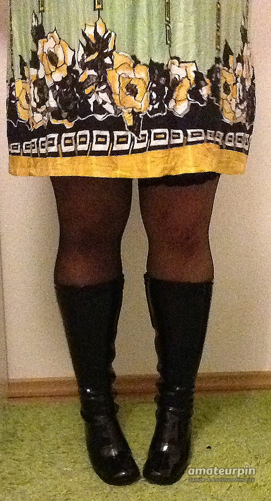 Stiefel, Strapse, Kleid Galeriebild