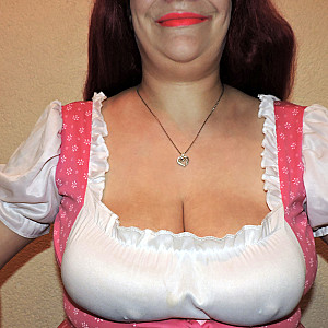 zeigegeil im pinken Dirndl Galeriebild