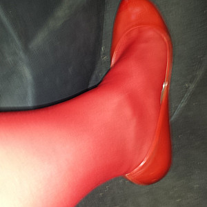 Unterwegs in roten Nylons und Heels Galeriebild