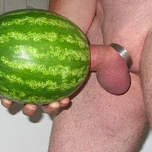 Arschfick, Dildo, Gurke, Spekulum und Melone - einfach geil diese Begriffe Teil 2 Galeriebild