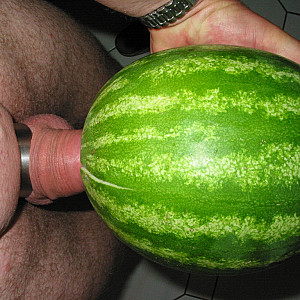 Arschfick, Dildo, Gurke, Spekulum und Melone - einfach geil diese Begriffe Teil 2 Galeriebild