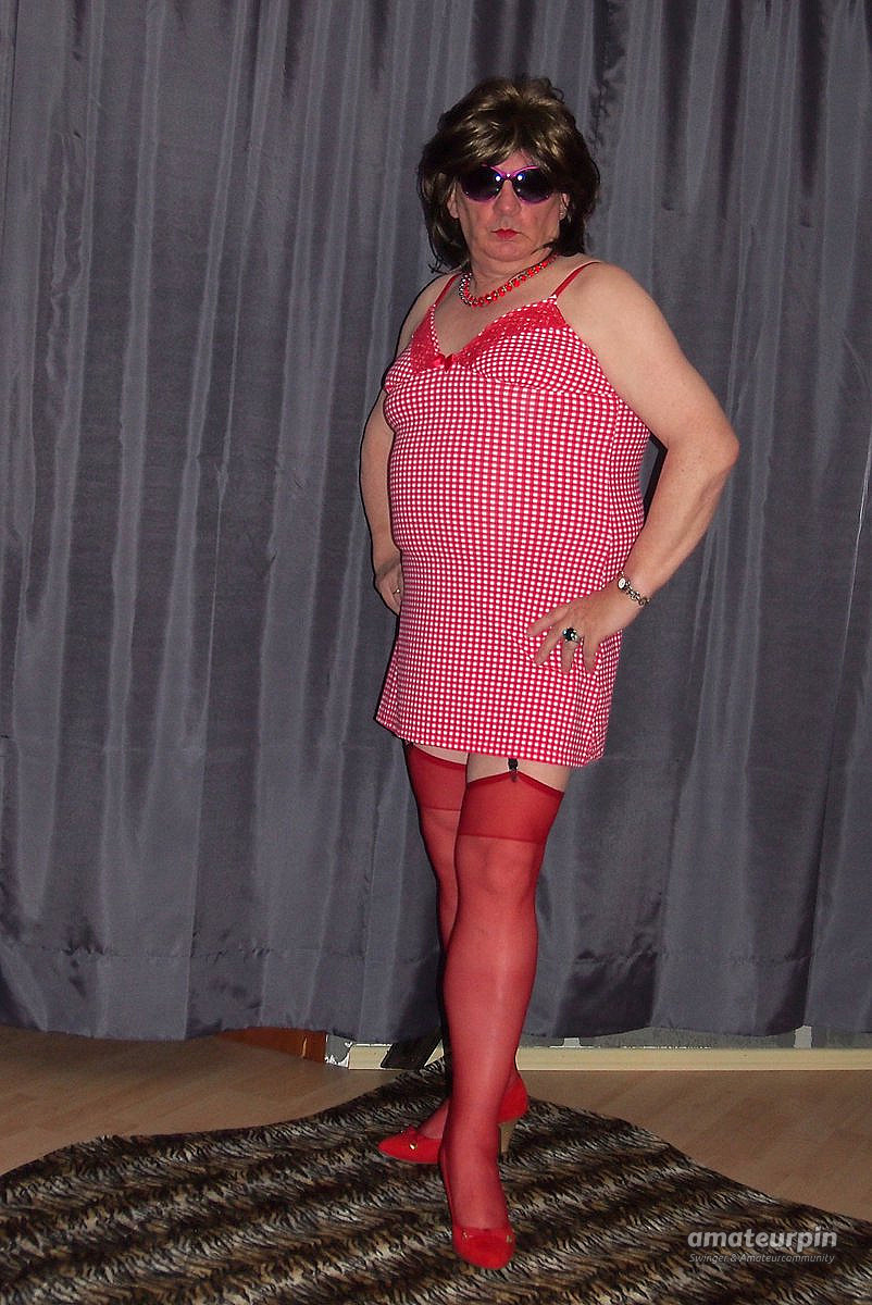 Rotes Unterkleid Galeriebild