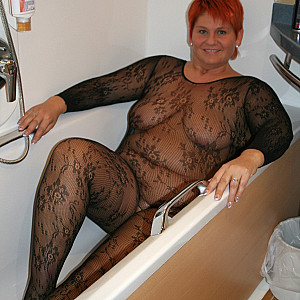 Posing in schwarzem Catsuit... Galeriebild