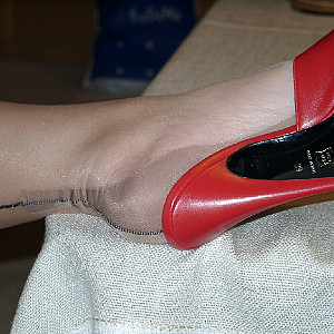 Red Mules in Nylons 2 Galerie
