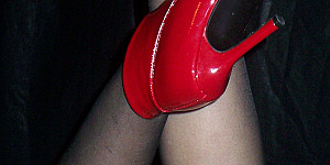nylons und rote stiefeletten First Thumb Image