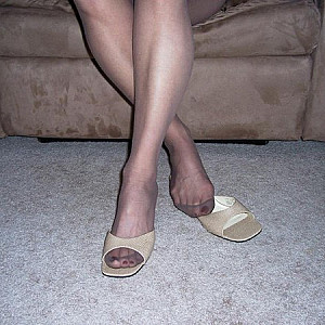 Taupe Pantyhoe Feet Galeriebild