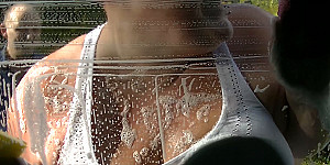 Dicke Weiber beim Auto waschen 2 First Thumb Image