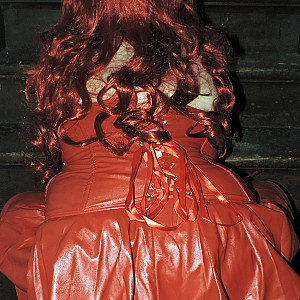 Sexy geil im roten Lackleder im alten Treppenhaus Galerie