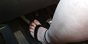 Barfuß in Flip Flops im Auto 2 First Thumb Image