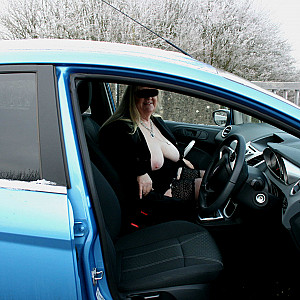 flashing my tits on a motorway bridge in england Galeriebild