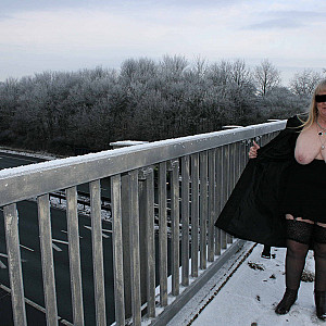 flashing my tits on a motorway bridge in england Galeriebild