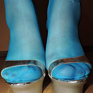 Das erste Bild von Paar0365's Galerie - Chrome Mules, blaue Nylons und offene  Fotze