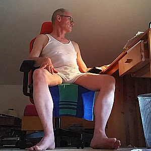 wanking in white Underwear for the cam (nude legs, no socks) Galeriebild