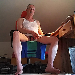 wanking in white Underwear for the cam (nude legs, no socks) Galeriebild