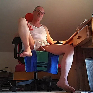 wanking in white Underwear for the cam (nude legs, no socks) Galeriebild