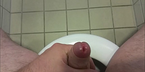die Bilder zum Video "auf einer öffentlichen Toilette"... First Thumb Image