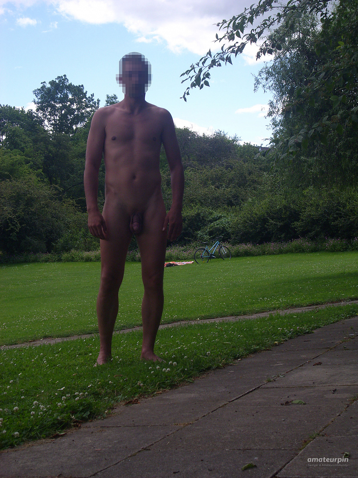 nude in park in Erfurt gallery image