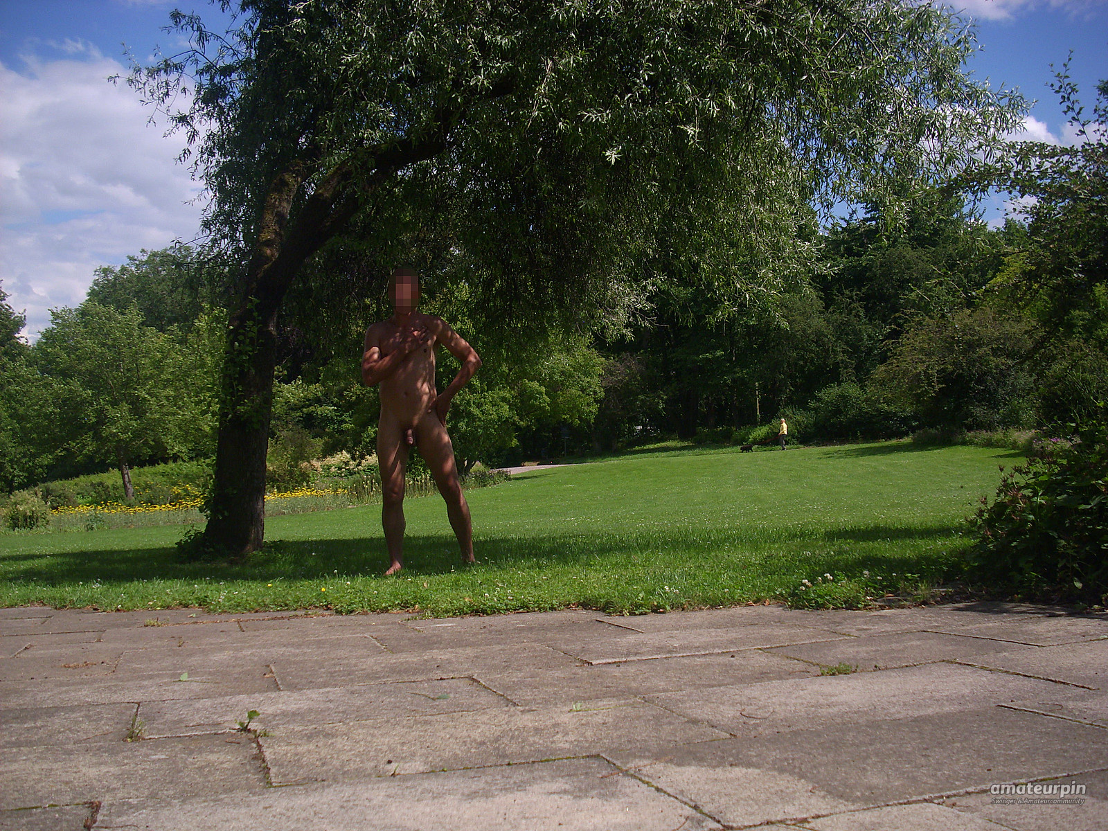 nude in park in Erfurt gallery image