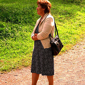 in meinen schwarzen kleidchen beim shoppen und spaziergang Galeriebild