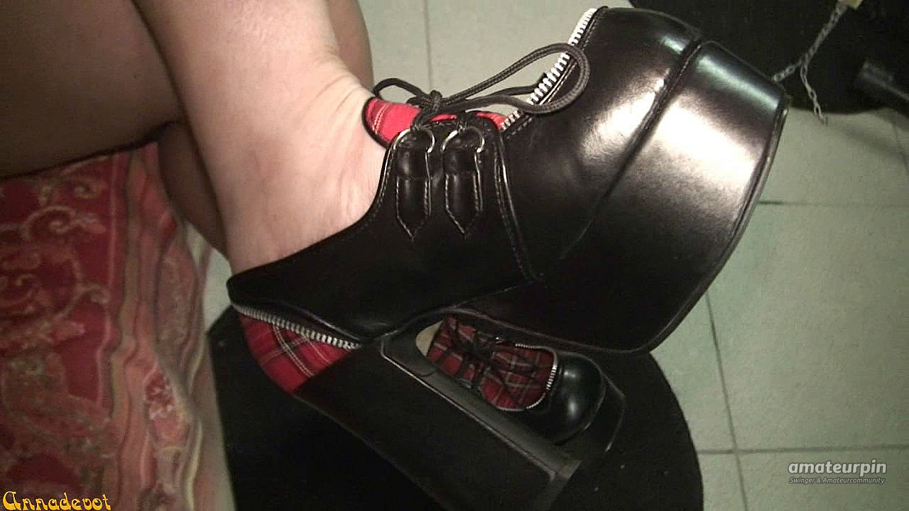 Mit GOTHIC PUMPS masturbiert Galeriebild