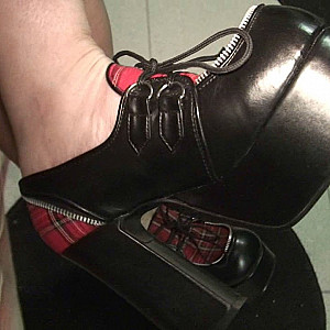 Mit GOTHIC PUMPS masturbiert Galeriebild