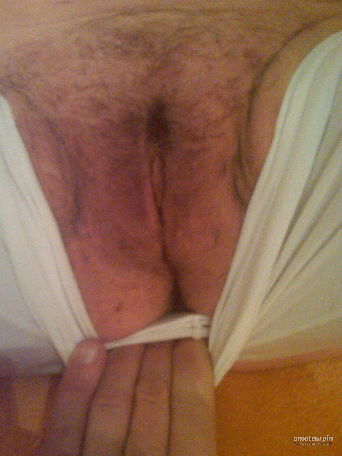 horny peeing gallery image