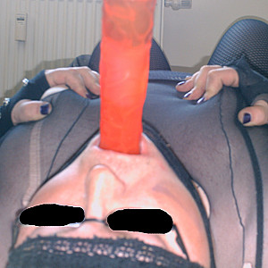 Red Dildo Fun!!! Galeriebild