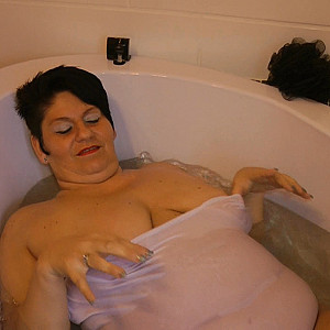 SOLO sex in the BATHTUB gallery image