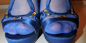 Sexy High Heels und blaue Nylonfüße First Thumb Image