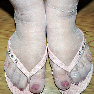 Geil in Flip Flops Nylons Arsch, Fotze und Titten Galeriebild